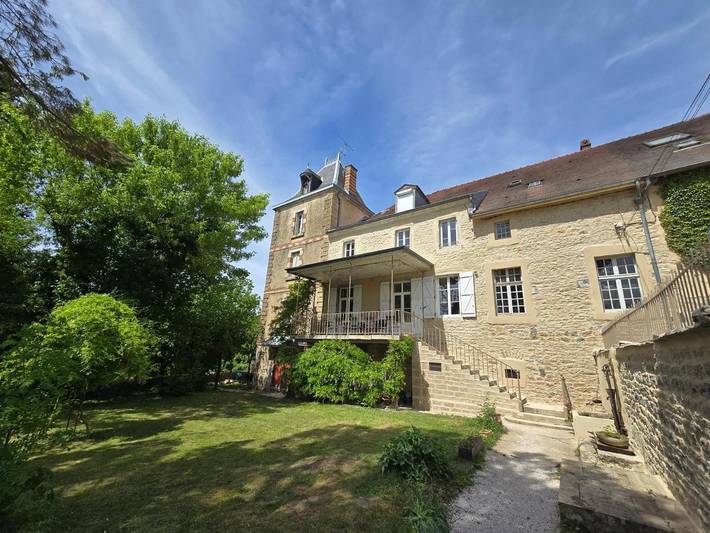 Location de vacances pour 8 personnes, avec Terrasse ainsi que Jardin et Vue à Villeneuve-sous-Pymont