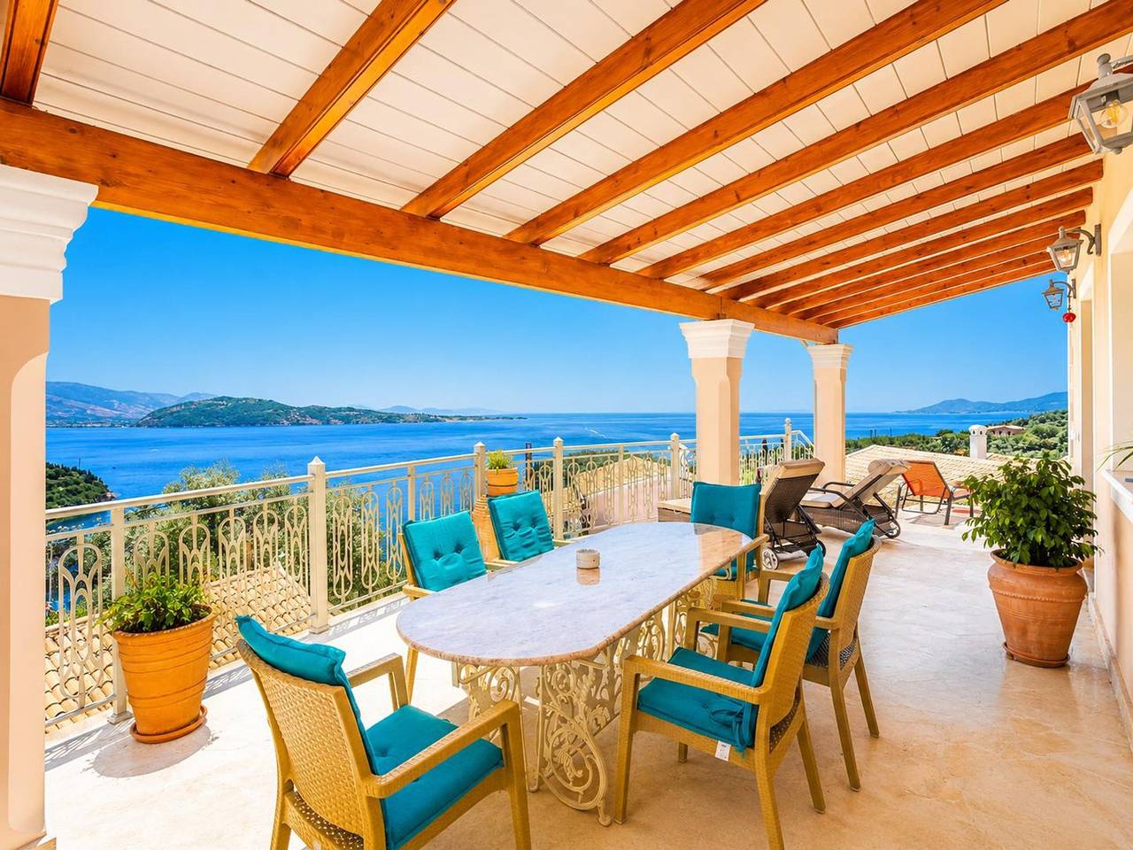 Villa Frosso: Large Private Pool, Walk to Beach, Sea Views, A/C, Wifi, Car Not Required              - 556 in Kalami, Corfu