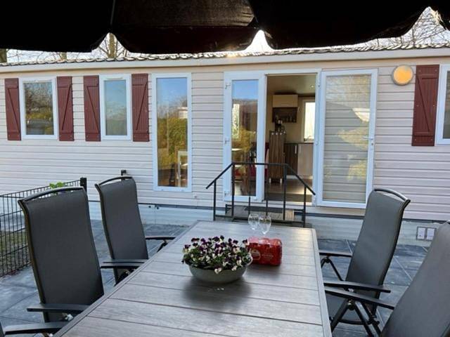 Camping voor 6 personen, with Terras and Tuin as well as Kinderzwembad and Zwembad in Nationaal Park De Alde Feanen