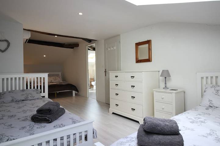 Luxury Air Conditioned + Heated Pool 4 bed 4 bath Village House in the Dordogne in Serres-et-Montguyard, Périgord Pourpre
