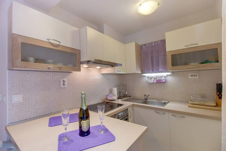 Ganze Wohnung, Das Apartment Sandra 2 befindet sich in der Gegend von Malin, Mali Lošinj. Geeignet für 2 Personen, im Erdgeschoss, bestehend aus: Schlafzimmer, Küche, Badezimmer mit Dusche und Terrasse. in Mali Lošinj, Lošinj (Kvarner Bucht)