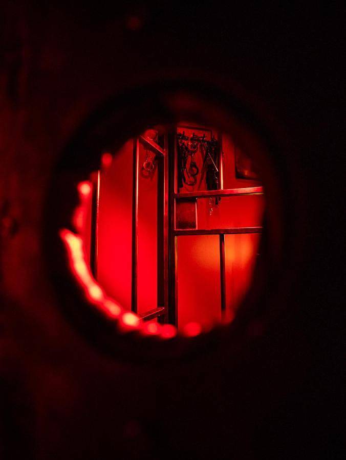Appartement entier, Nuit Défendue - Jacuzzi, sauna & expérience intime avec pièce secrète in Tournus, Région de Mâcon