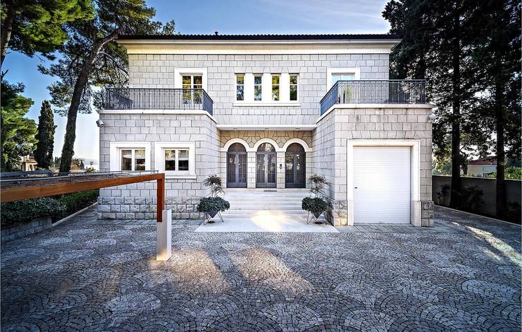 Ferienhaus für 10 Personen, mit Sauna und Terrasse sowie Whirlpool in Split - 2