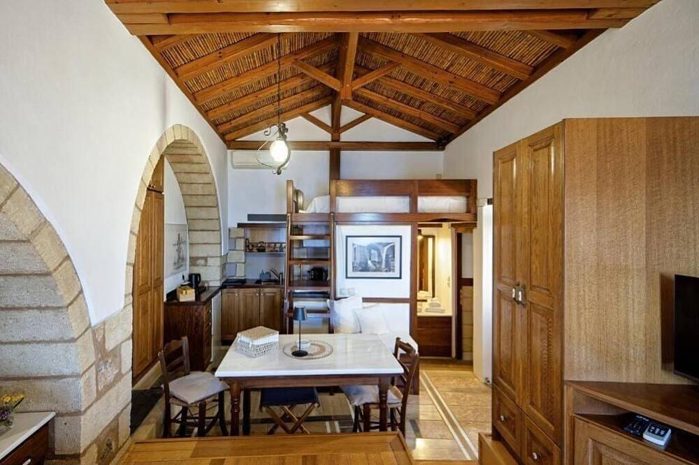 Ganze Wohnung, Charming Stay with Stunning Views -Petra– Monolithos Inn in Monemvasia, Peloponnes