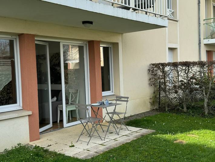Appartement entier, Appartement Moderne T2, Rez-de-Jardin, Proche Plage et Centre Ville, Parking, Wifi, Animaux Acceptés in Cabourg, Région de Caen