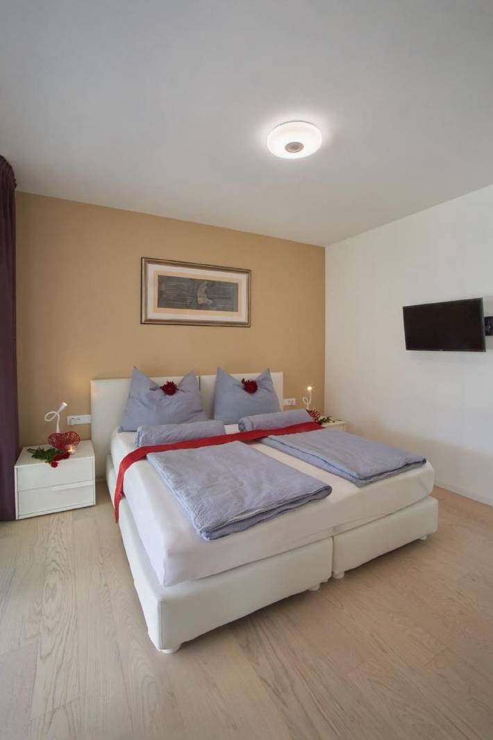 Ferienwohnung für 6 Personen, mit Balkon und Sauna sowie Pool und Garten