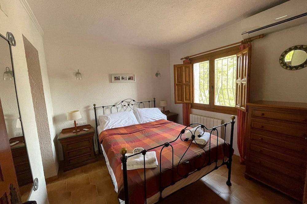 3 bed 2 bath family villa, close to beach, Smart Tv, Wifi and air con in Cabo de la Nao, Jávea