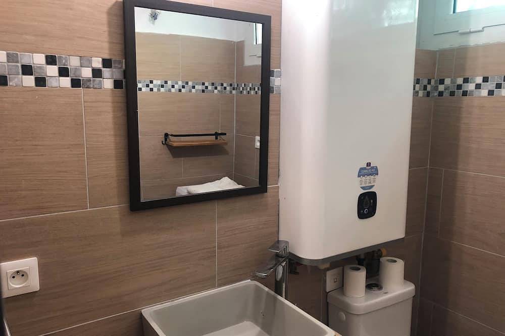 Appartement entier, Appartement T2 dans maison de village climatisé in Aullène, Parc naturel régional de Corse