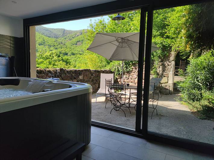 Gîte pour 4 personnes, avec terrasse et jardin ainsi que jacuzzi et piscine