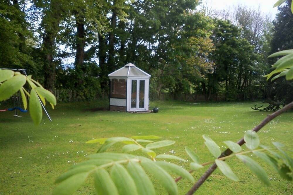 Familiare-Bagno in camera con vasca-Vista giardino-1 in Antrim