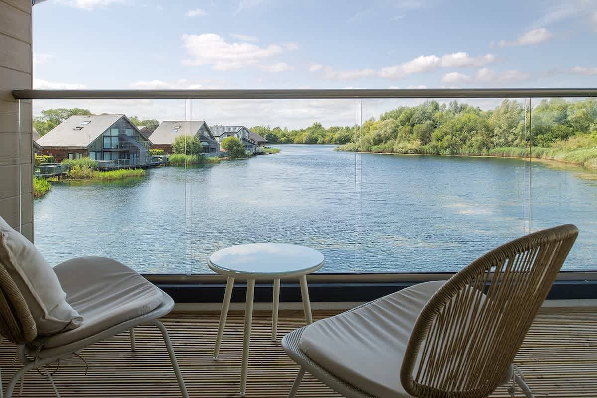 Serendipity | Cotswold Lakehouse | Hot Tub & Kayak in Wiltshire