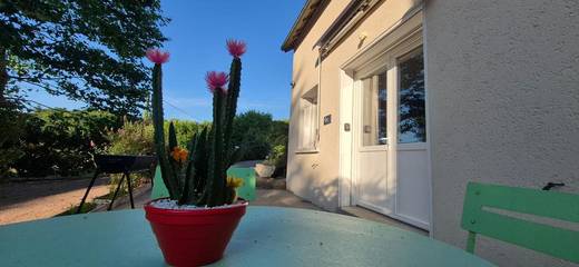 Gîte pour 4 personnes, avec jardin ainsi que terrasse et vue, animaux acceptés à Saint-Vaury