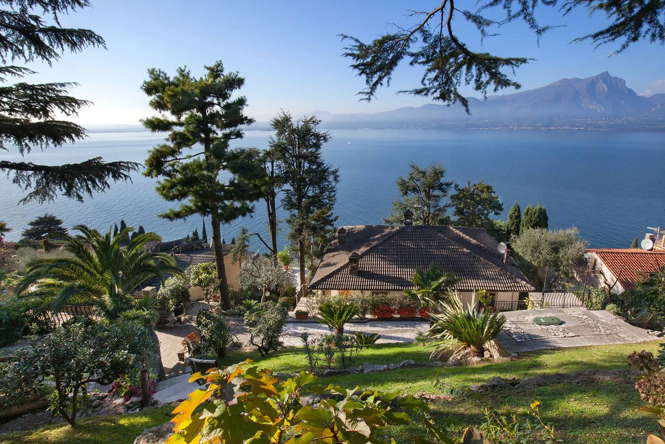 Villa Vista Lago With Pool in Torri del Benaco, Montañas Garda