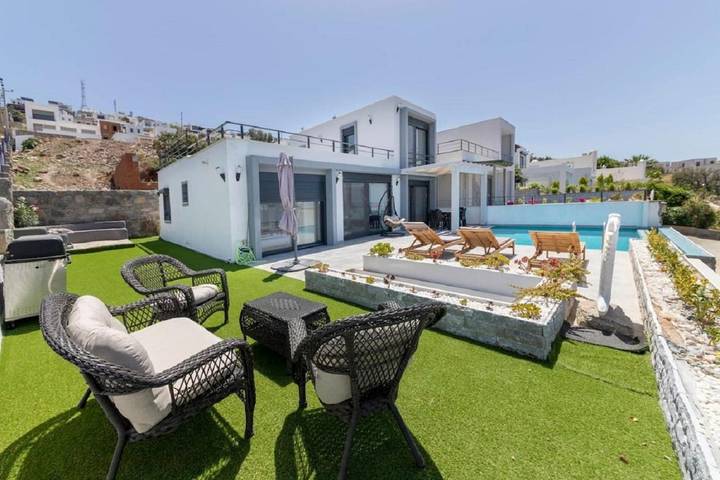 Villa pour 5 personnes, avec vue ainsi que jardin et piscine à Bodrum
