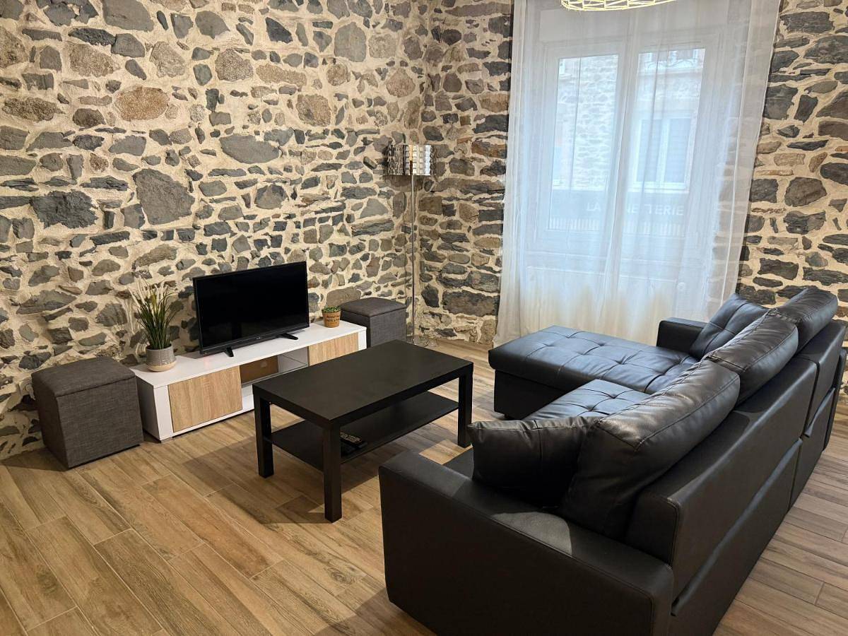 Appartement entier, Three-Bedroom Apartment in Yssingeaux, Haute-Loire