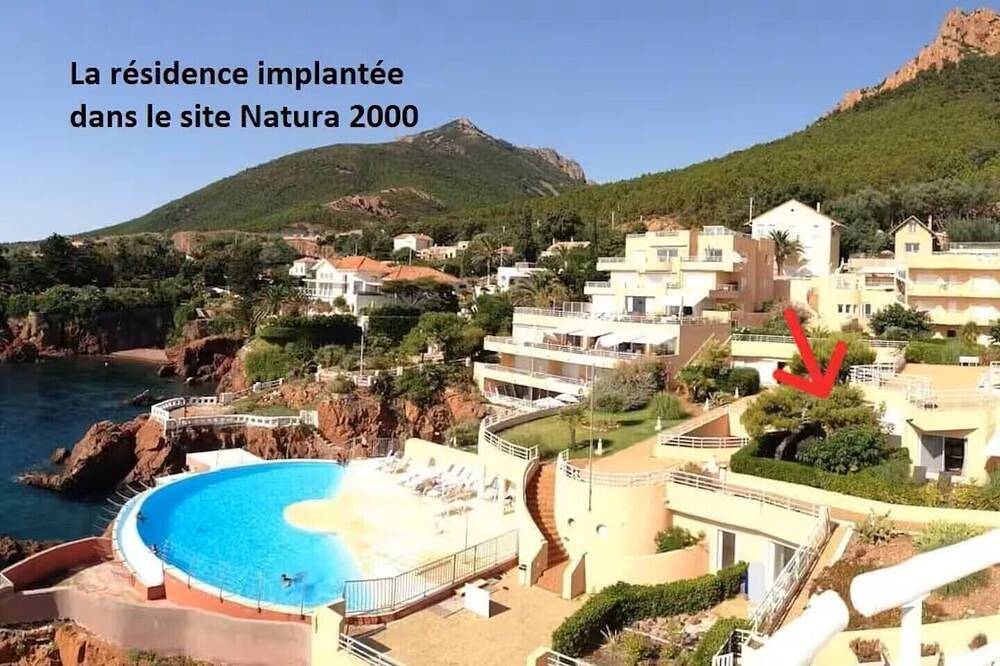 Entire apartment, Waterfront, Apt. 55m² Sea View + South Terrace-Garden of 45m² + Swimming Pool in Le Trayas, Saint-Raphaël