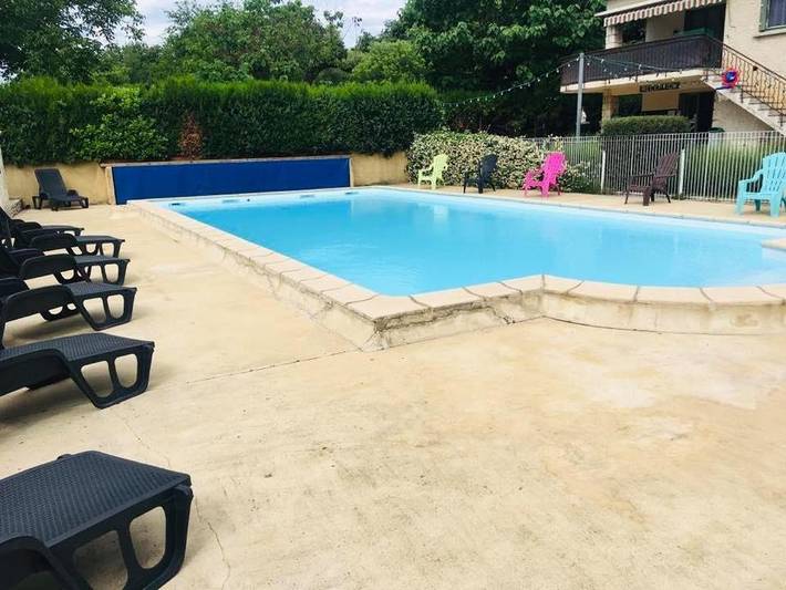 Camping pour 4 personnes, avec Terrasse ainsi que Jardin et Piscine