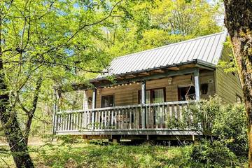 Gîte pour 4 personnes, avec terrasse et piscine à Biron