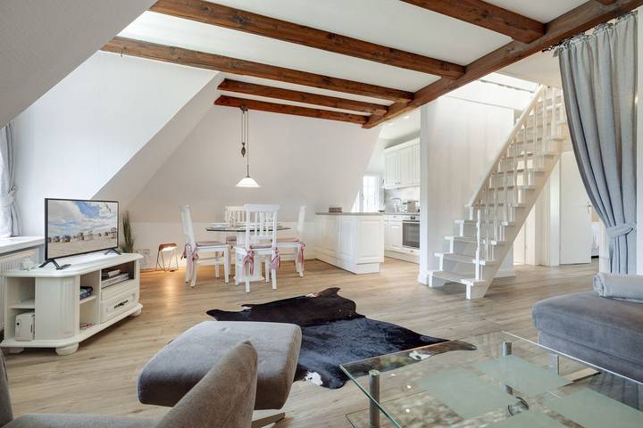 Ganze Wohnung, Die reetgedeckte, gepflegte Anlage liegt auf einem ca. 2000 m² großem Grundstück in Keitum, Sylt (Gemeinde)