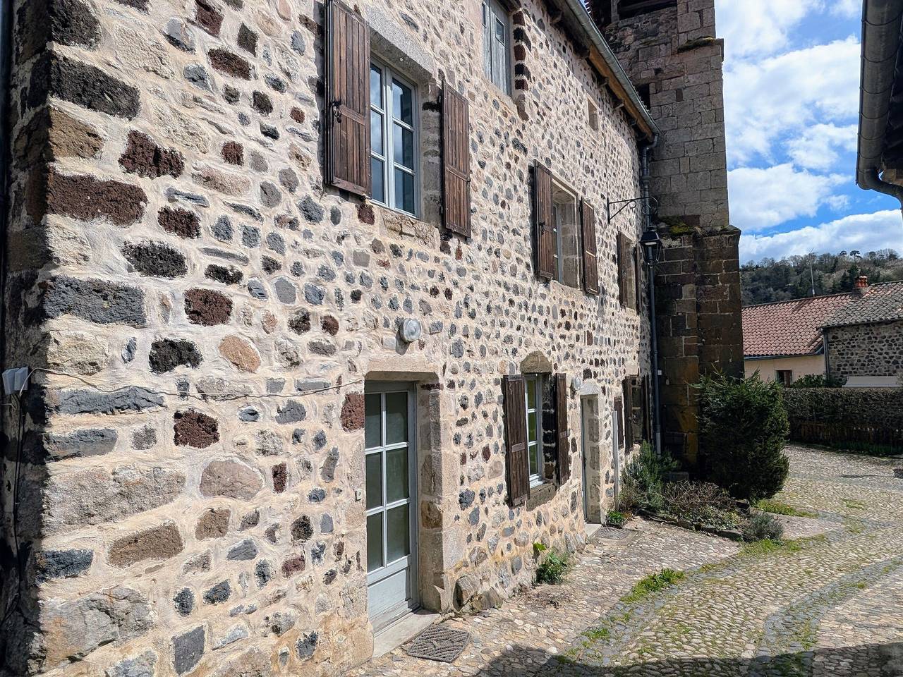 Ancien presbytère avec 3 chambres au pied d'une forteresse médiévale in Arlempdes, Haute-Loire