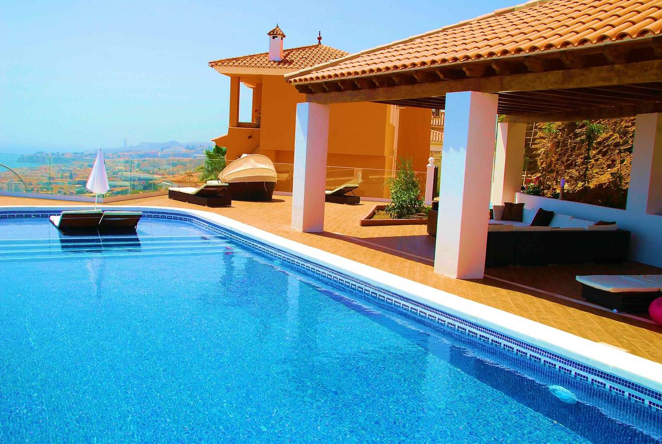 Villa 'Alegria' avec vue sur mer, piscine privée et climatisation in Torre de Benagalbón, Rincón de la Victoria