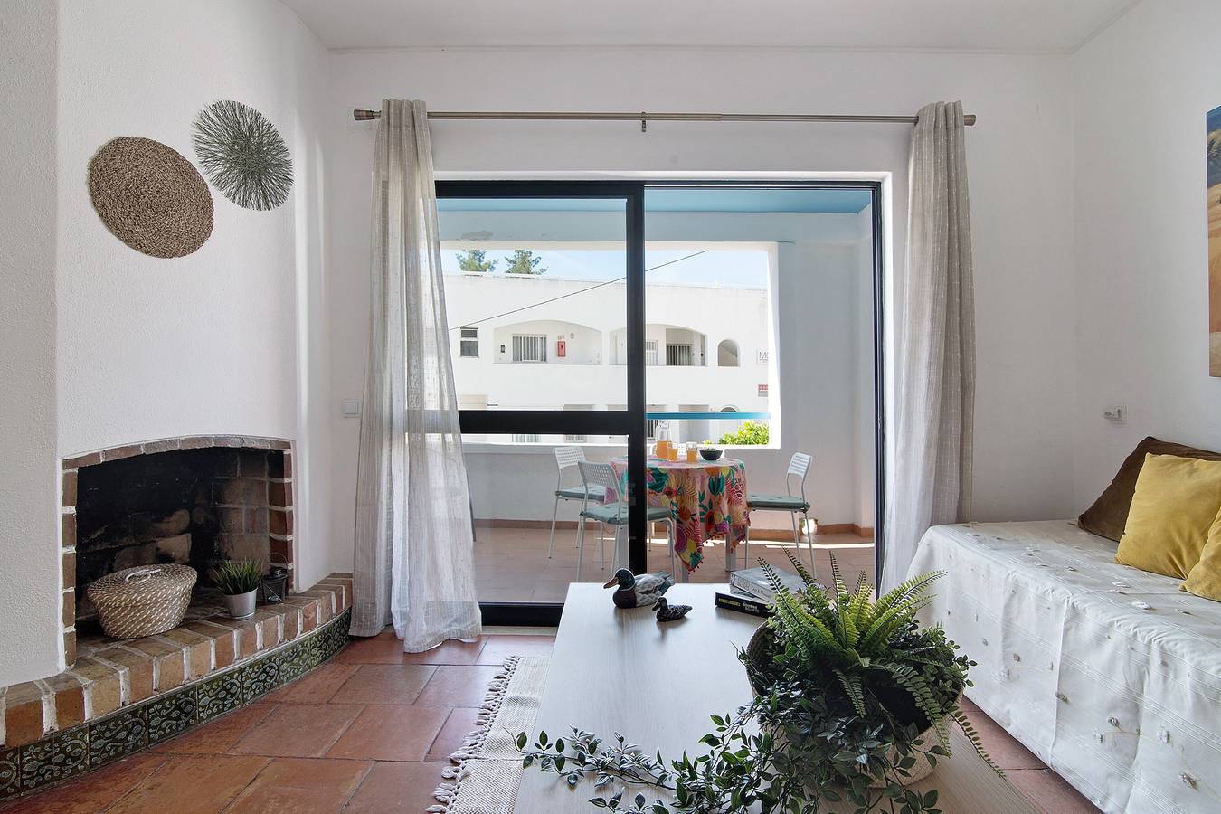 Apartamento inteiro, Apartamento 'Mar Azul 3' com Varanda e Wi-Fi in Praia da Oura, Albufeira