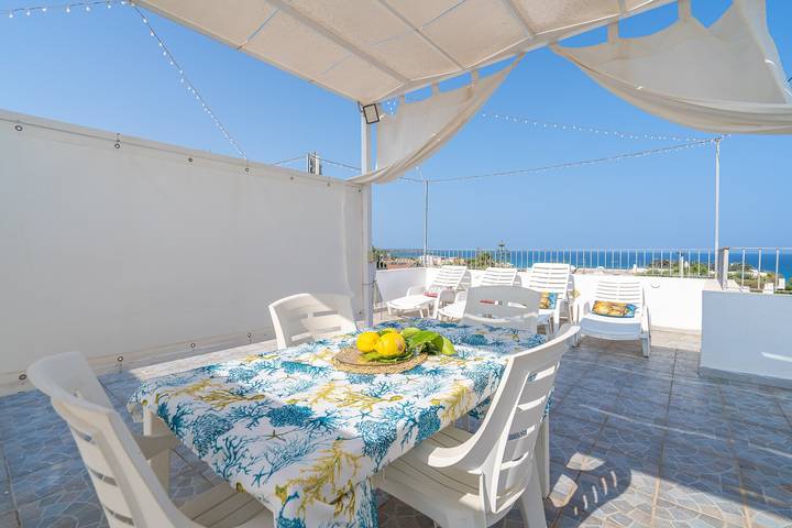 Appartement entier, Appartement 'Donna Di Denari' avec vue sur la mer, Wi-Fi et climatisation in Lido di Noto, Région de Noto