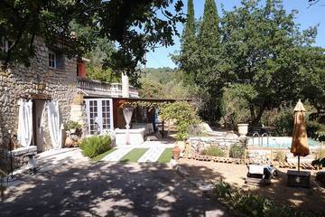 Gîte pour 5 personnes, avec jardin à Bargemon
