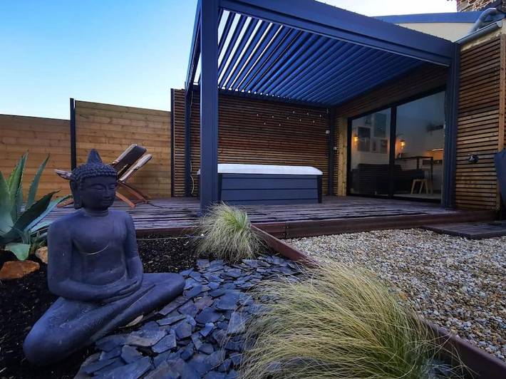 Location de vacances pour 2 personnes, avec vue ainsi que terrasse et jardin à Saint-Marcan