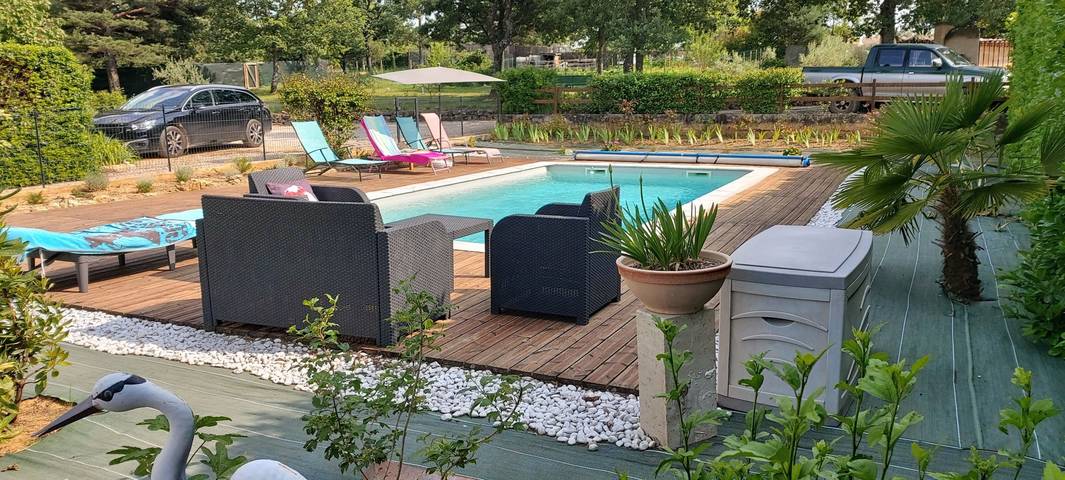 Gîte pour 4 personnes, avec terrasse ainsi que jardin et piscine - 1