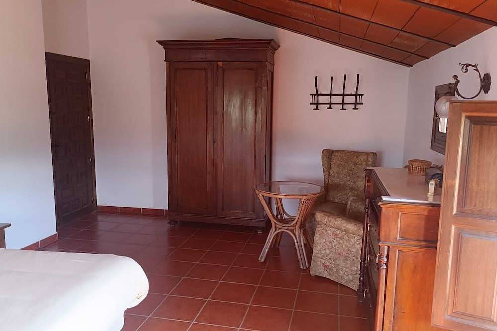 Rural house surrounded by olive trees a few kms from Antequera. in Antequera, Málaga Province