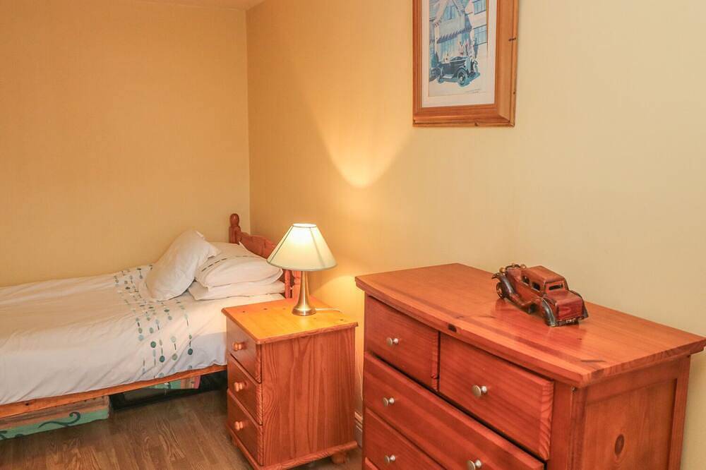Nana'S House, pet friendly, with open fire in Allihies, County Cork in County Cork