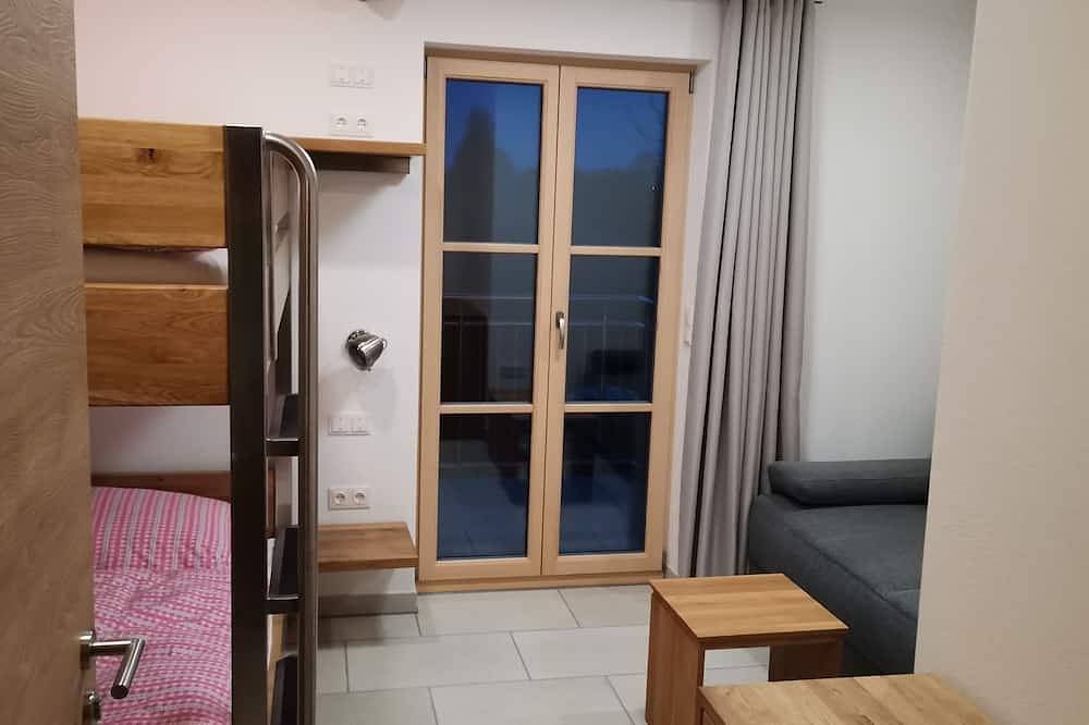 Ganze Wohnung, Apartment (80sqm) with balcony (10sqm) 2km away from Weißenburg in Weißenburg in Bayern, Frankenalb