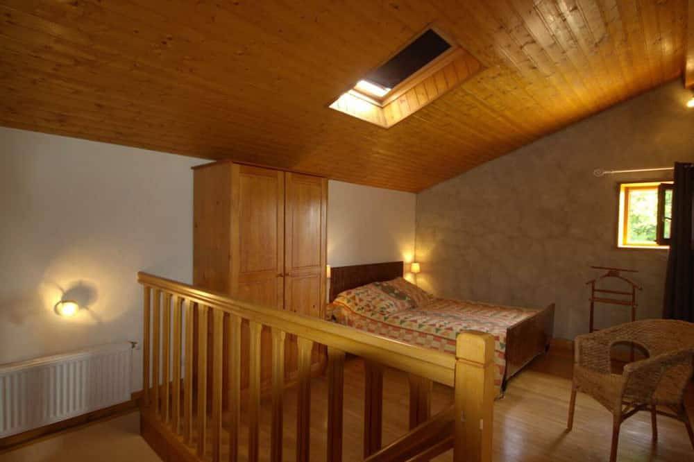 Gîte rustique avec cheminée, jardin et wifi in Chambœuf, Montbrison