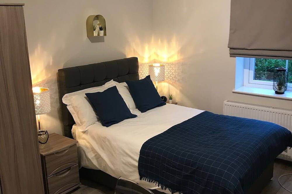 Entire apartment, Flat 1 Helena House, 1-Bed, Sleeps 2, Garden in Reading, Berkshire