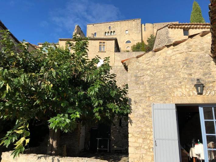 Location de vacances pour 6 personnes, avec terrasse ainsi que vue et piscine à Crestet - 2