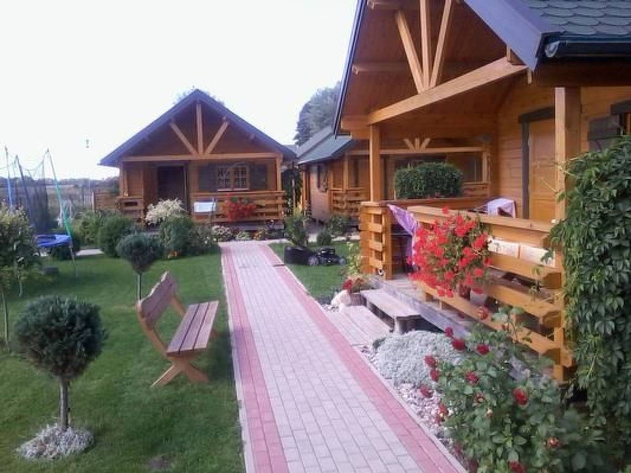 Gemütliches Holzferienhaus mit Grill und Garten in Rusinowo, Powiat Sławieński
