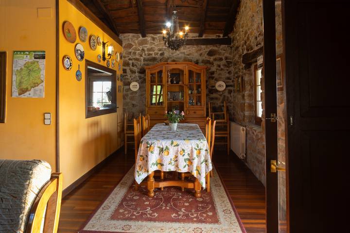 Casa rural 'Fuenternilla' con vistas a la montaña, terraza privada y Wi-Fi in Valle de Carranza, Cordillera Cantábrica