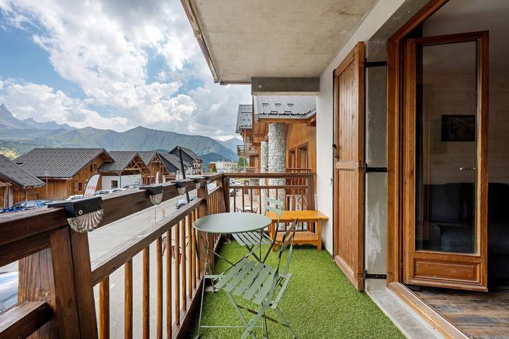 Hel lejlighed, Albiez Apartment with Mountain View and Balcony in Col du Mollard, Albiez-Montrond