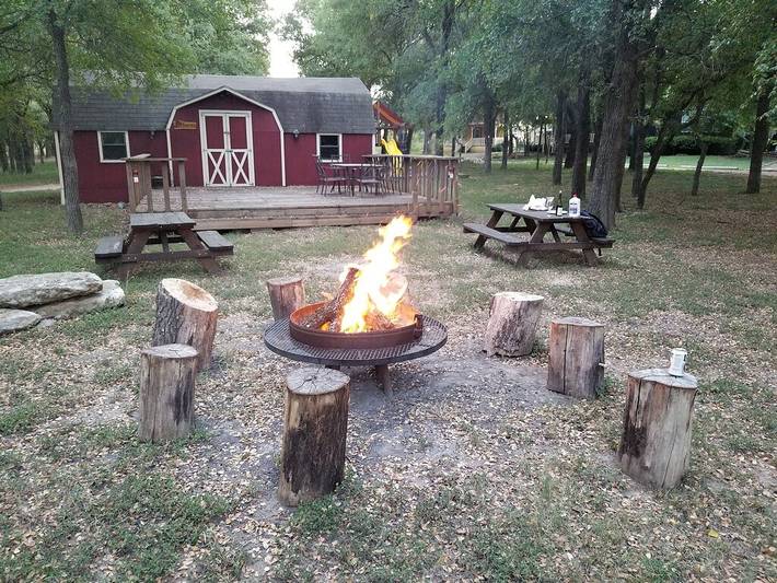 Vacation rental for 6 people, with balcony and yard as well as hot tub in Texas Hill Country