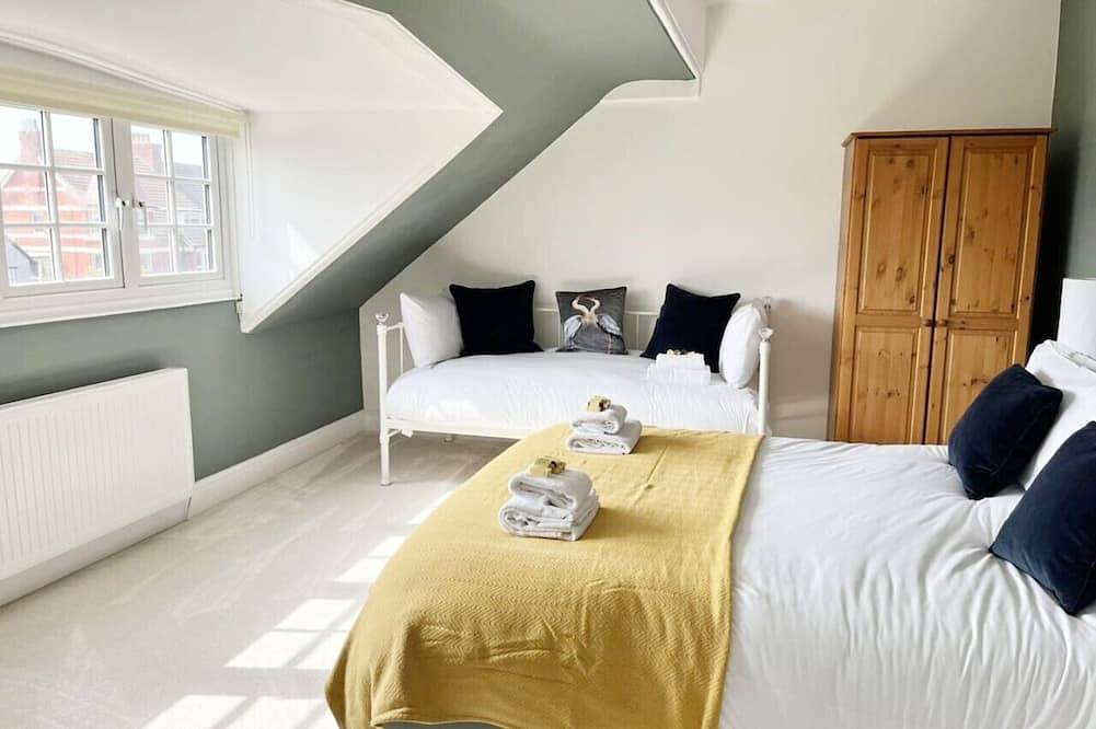 Stylishly decorated 3 bed home close to the sea in Merseyside