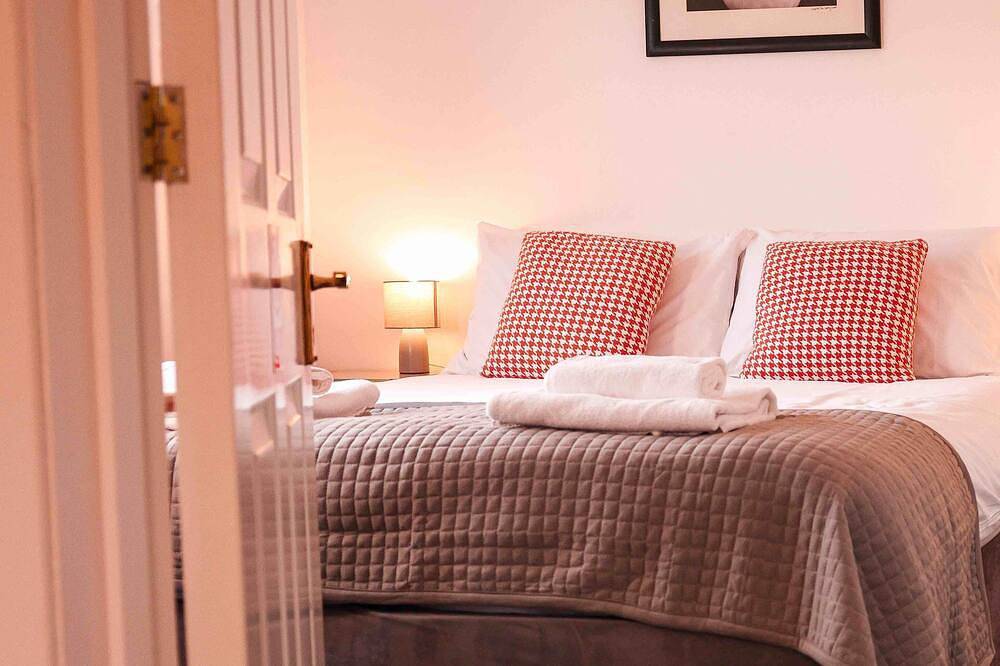 Pet friendly lakeside cottage with private hot tub, onsite golf course & cafe in Bedford