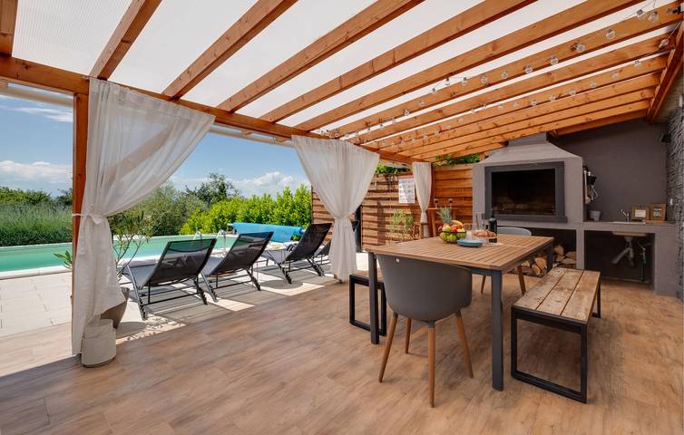 Geräumige 2-Zimmer-Wohnung mit beheiztem Pool und Terrasse in Sisak-Moslavina