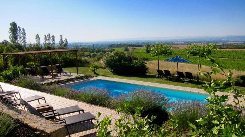 Location de vacances pour 5 personnes, avec piscine ainsi que jardin et vue, adapté aux familles à Raissac-sur-Lampy