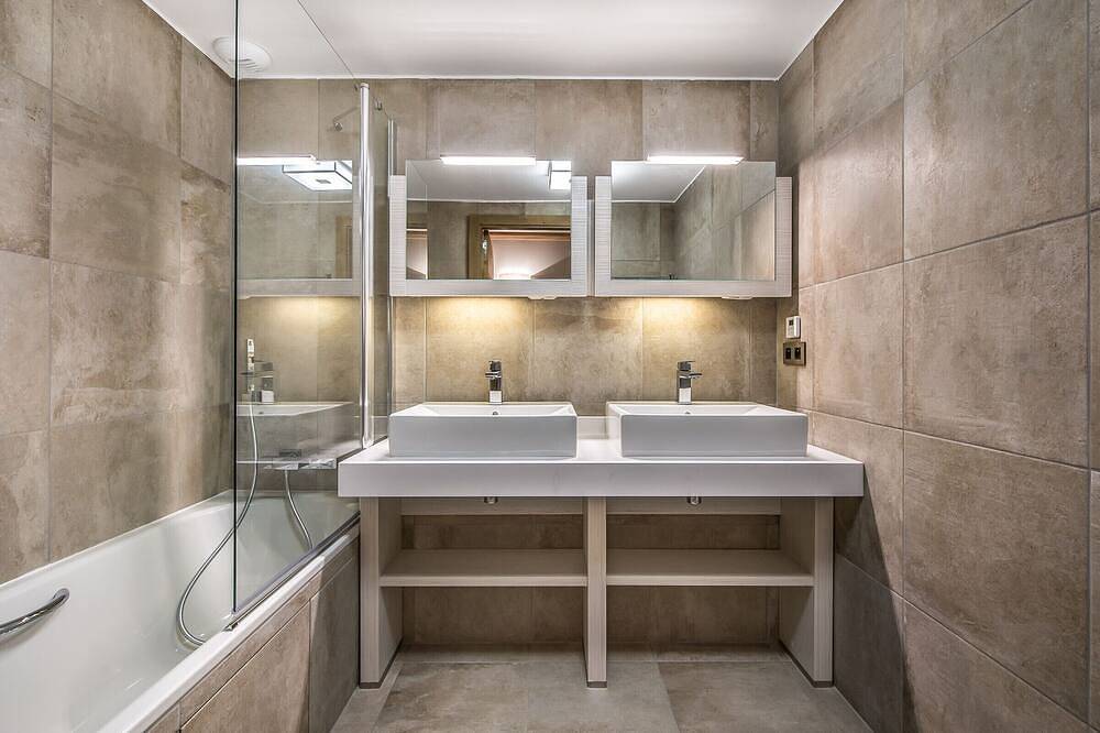 Entire apartment, Stylish Apartment Near Slopes with Parking, Fitness, and Stunning Views in Courchevel Village in Saint-Bon-Tarentaise, Les Trois Vallées