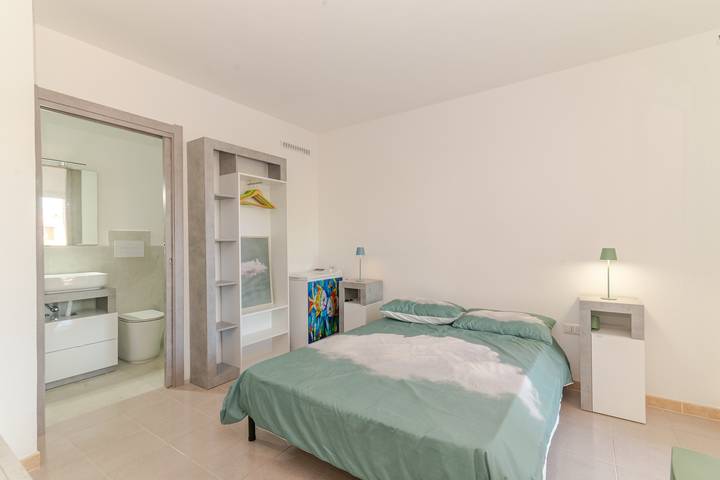 Appartamento intero, Camera Privata Luxury Room Centro San Teodoro' con terrazza e giardino privati, aria condizionata in San Teodoro, Olbia-Tempio