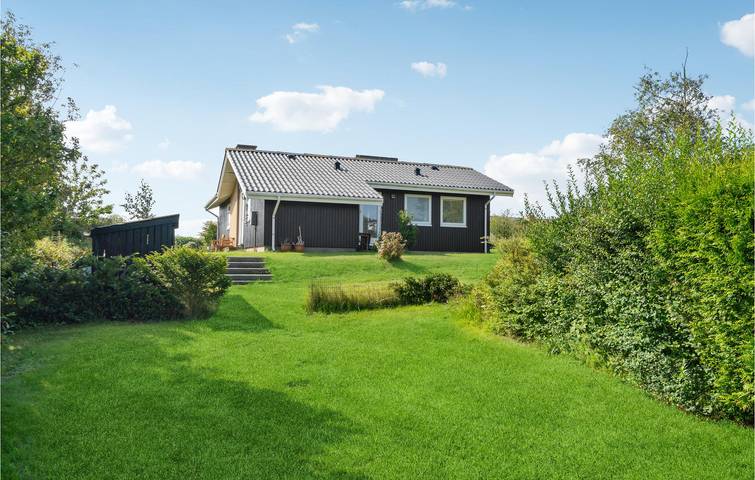 Ferieudlejning for 6 personer, med Terrasse og Have i Røsnæs