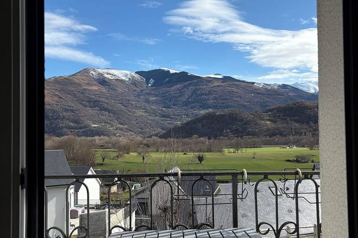 Villa avec piscine face aux montagnes. in Ayzac-Ost, Pyrénées