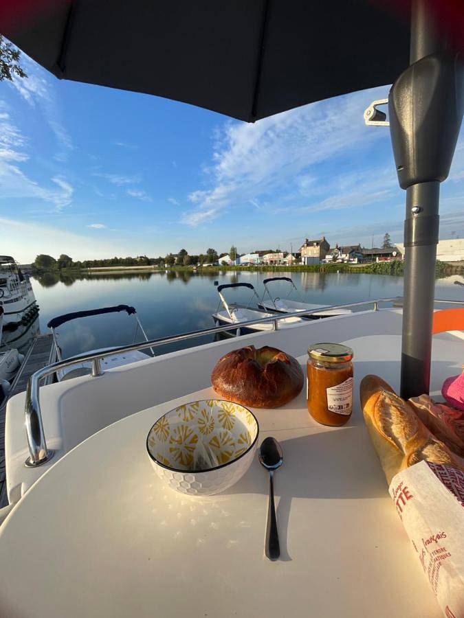 Bateau pour 4 personnes, avec terrasse et vue à Nevers