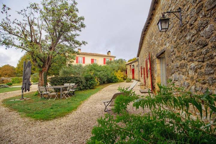 Location de vacances pour 6 personnes, avec Terrasse ainsi que Jardin et Vue à Le Tourne